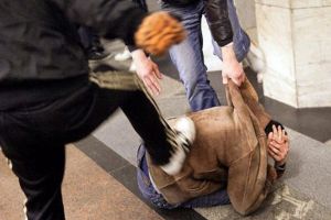 Două persoane bătute şi tâlhărite de patru tineri în plină stradă la Sibiu