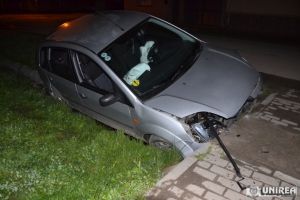 Accident rutier la Galda de Jos: Un şofer în vârstă de 36 de ani, cu alcoolemie, a intrat cu maşina într-un capăt de pod