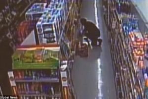 Prins după ce a furat un aparat de ras şi un ceas dintr-un hipermarket