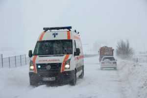Copil cu arsuri grave provocate de o explozie, după ce a încercat să aprindă focul cu benzină