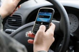 MAI: Propunere de lege pentru pedepsirea mai aspra a folosirii telefonului la volan sau pe bicicleta