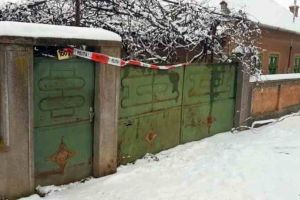 FOTO: Descoperire ȘOCANTĂ într-o locuinţă din Galda de Jos. Poliţiştii au gasit CADAVRUL unui bărbat de 71 de ani, ascuns într-o ladă frigorifică