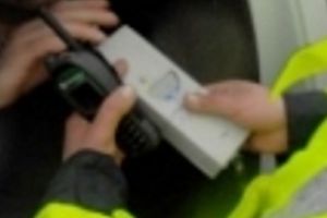 Trei dintr-un foc! Tânăr, REȚINUT după ce a condus BEAT şi FĂRĂ PERMIS un autoturism FURAT cu care a făcut şi ACCIDENT