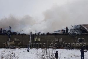 FOTO: Patru autospeciale de pompieri se luptă cu flăcările la Odobeşti! Un bărbat a fost ars pe braţe