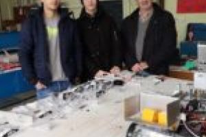 VIDEO. Liceul Tehnologic „Clisura Dunării” a intrat pe ultima sută de metri pe drumul spre cea mai mare competiţie de robotică