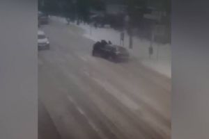 O maşină a intrat în patru oameni, pe o trecere de pietoni din Suceava