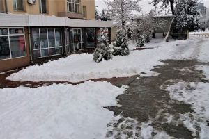 Hunedoara: mobilizare de frica amenzilor pentru zăpada necurăţată de pe aleile de acces