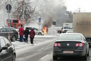 Autoturism cuprins de flăcări în zona Liceului Auto din Timişoara