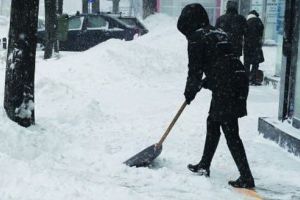 Locatarii din Târgu-Mureş, rugaţi să-şi cureţe trotuarele de zăpadă şi gheaţă