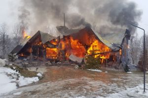 Incendiu violent in judetul Brasov. O vila a fost mistuita de flacari. Pompierii au intervenit cu dificultate (galerie foto)