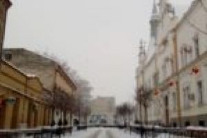 Se circulă în condiţii de iarnă şi la Caransebeş. Șoferii vor mai mult, Primăria oferă cât poate