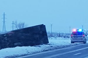FOTO: Accident rutier pe şoseaua de centură a municipiului Alba Iulia. O camionetă a derapat si a ajuns în afara părţii carosabile