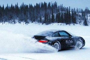 Drifturi pe zăpadă în parcare la Arena Platoş din Păltiniş