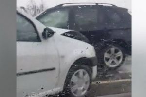 VIDEO: Tamponare între o maşină de poliţie şi un BMW, la Iernut!