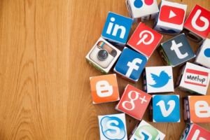 Reţelele online de socializare, la fel ca drogurile: Cum îţi distrug capacitatea de a lua decizii bune
