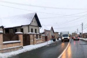 FOTO: Capcanele de pe şoseaua principală din Lancrăm, opera DPL Alba. Capacele de canal, pericol pentru siguranţa participanţilor la trafic