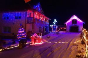 FOTO: Premiul pentru cea mai ”făloasă” casă dintr-o comună din Apuseni a fost câştigat de o tânără familie care a concurat din întâmplare