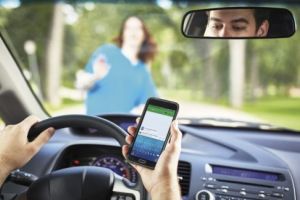 Șoferii care vor ţine telefonul în mână în timp ce conduc vor rămâne fără permis!
