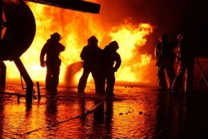 INCENDIU la acoperişul unei societăţi comerciale din municipiul Aiud. Pompierii intervin cu două autospeciale