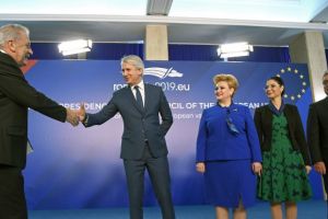 Oficialii europeni, trataţi precum „prinţii” la Bucureşti. Meniu cu sarmale şi vin românesc. Cravate şi ii tradiţionale, oferite cadou de către Guvern