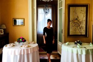 O româncă e stewardesa familiei regale din Emiratele Arabe! Andreea Ștefănescu a făcut aceeaşi şcoală de maniere ca Lady Diana