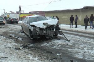 Trei persoane au ajuns la spital, după ce două maşini s-au ciocnit la ieşire din Rădăuţi