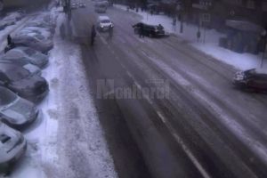 Patru oameni aflaţi pe trecerea de pietoni, loviţi de o maşină pe  pe bulevardul George Enescu