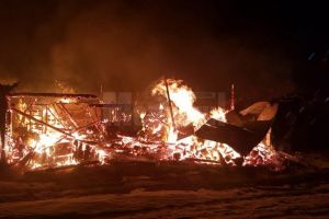 Un puternic incendiu a cuprins o întreagă gospodărie din comuna Râşca