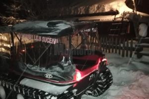 Femeie cardiacă, salvată cu şenilata dintre nămeţi pentru a fi transportată la spital