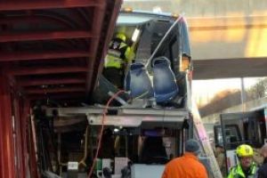 (Foto) Canada: Trei morti si 23 de raniti intr-un accident de autobuz la Ottawa