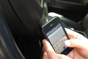 Codul rutier va fi modificat: Folosirea cu mâinile în orice mod a oricărui dispozitiv mobil, interzisă