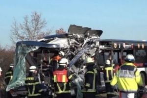 ACCIDENT groaznic în care a fost implicat un AUTOBUZ. Trei oameni au MURIT şi alţi 23 au fost RĂNIŢI grav