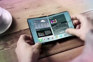 Samsung lansează primul telefon pliabil