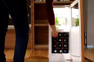 VIDEO Cel mai inteligent frigider – Comandă singur bere