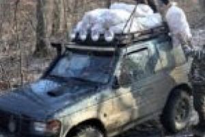 Prin pădure, pe cărare! Sute de tone de hrană sunt distribuite în teren de vânătorii din zona Lugoj – Făget