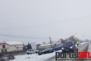 FOTO. Accident între Satu Mare şi Odoreu. Două maşini au ajuns în şanţ
