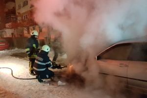 FOTO/VIDEO. Maşină cuprinsă de flăcări pe o stradă din Satu Mare