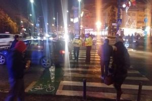 Tânără rănită după ce a fost lovită de o maşină pe trecerea de pietoni, în centrul Timişoarei