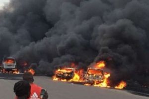 Cel puţin 12 persoane au murit în urma exploziei unei cisterne de combustibil
