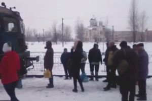 VIDEO. SCANDAL în gară! Oamenii au blocat un tren pentru că nu încăpeau în vagon