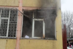 Pompierii in alerta: Incendiu la o scoala din capitala. Mai multe persoane evacuate. Intervin patru ambulante SMURD (galerie foto)  