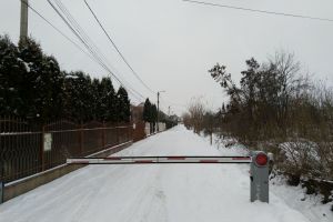 Pe aici nu se trece! Strada din Bistriţa cu barieră exact la mijlocul ei (FOTO)