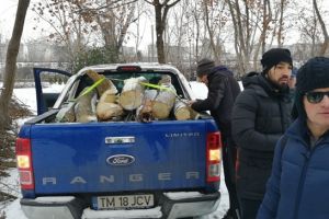 Iubitori de mişcare au strâns crengi rupte în Parcul Botanic. Lemnele le duc la o familie nevoiaşă
