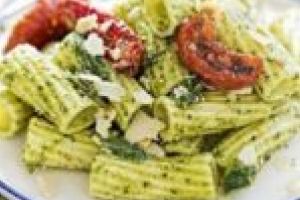 Pastele, una dintre ispitele celor care ţin dietă