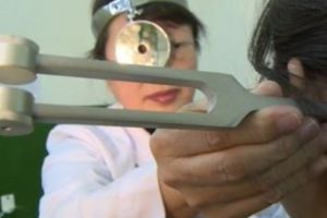 O femeie din CHINA suferă de o BOALĂ BIZARĂ. Aceasta s-a dat jos din pat dimineaţa şi a DESCOPERIT că nu poate AUZI bărbaţii 