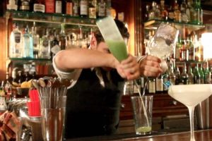 Bătaie între restaurante şi cafenele pentru angajaţi. Se oferă prime şi bonusuri