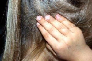 ȘOCANT! O mamă şi-a VÂNDUT fiica timp de 13 ani pentru FIER VECHI şi ȚIGĂRI. ABUZURILE au început pe când FETIȚA  avea 3 ANI