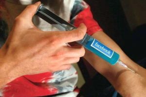 Dependenţa de facebook, la fel de periculoasă ca şi dependenţa de droguri – STUDIU
