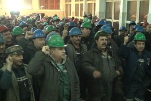 Grevă şi la Cariera Roşiuţa! 100 de mineri strigă ,,Unitate” în sala de apel