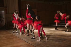 FOTO Scolioza lombară, afecţiunea care a condus o sibiancă pe drumul succesului – Sute de copii din Sibiu învaţă să danseze de la ea